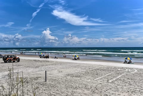 Beachfront Studio: Walk to Daytona Fun! Apartment in Daytona Beach Shores