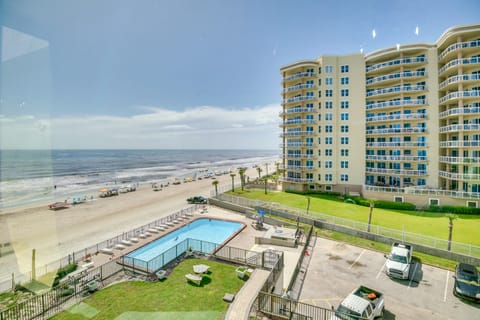 Beachfront Studio: Walk to Daytona Fun! Apartment in Daytona Beach Shores