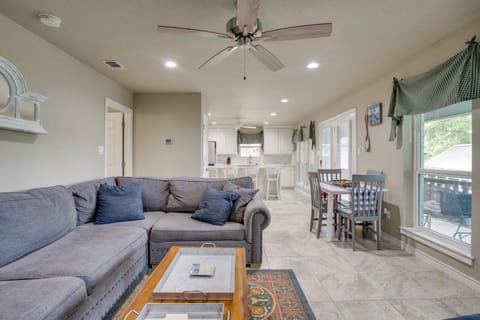 Waterfront Lake Bridgeport Home w/ Private Dock House in Texas