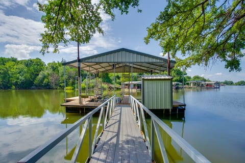 Waterfront Lake Bridgeport Home w/ Private Dock House in Texas