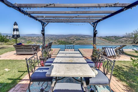 Stunning Valley & Mtn Views: Elegant Temecula Home House in Temecula