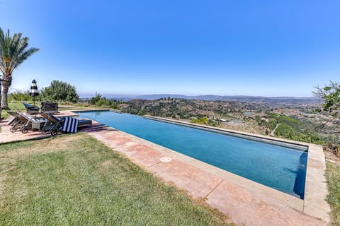 Stunning Valley & Mtn Views: Elegant Temecula Home House in Temecula