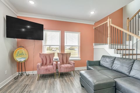 Walk to Beach: Group Getaway in Galveston! House in Hitchcock