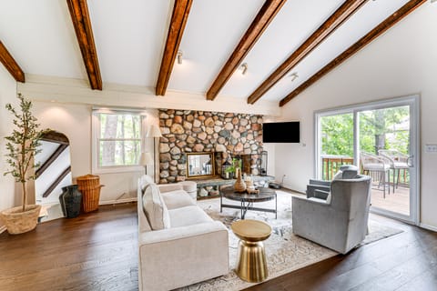 Geneva Lake Adventures: Family Retreat w/ Patio House in Williams Bay