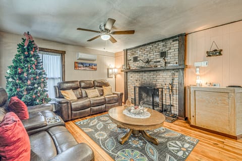 Walk to Downtown Ruidoso: Cozy Wooded Retreat House in Ruidoso