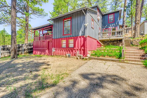 Walk to Downtown Ruidoso: Cozy Wooded Retreat House in Ruidoso