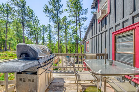 Walk to Downtown Ruidoso: Cozy Wooded Retreat House in Ruidoso