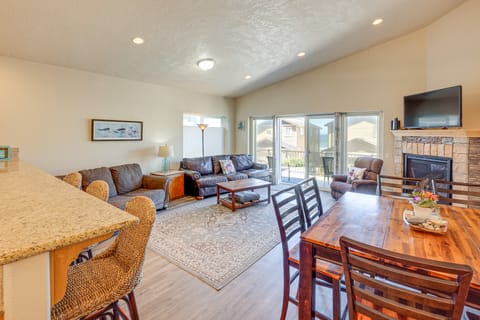 Steps to Shore: Home w/ Hot Tub in Gold Beach Apartment in Gold Beach