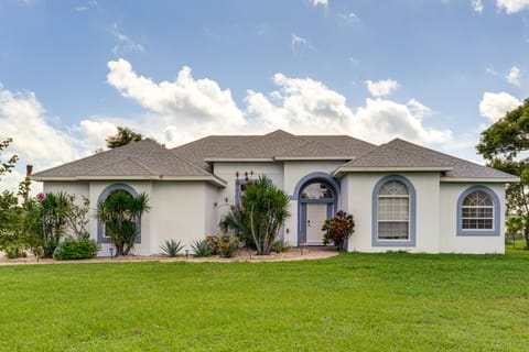 Game, Swim & Unwind: Lakeside Retreat Near Disney House in Haines City