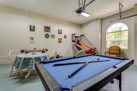 Game, Swim & Unwind: Lakeside Retreat Near Disney House in Haines City