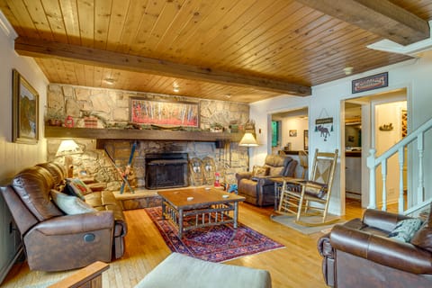 Beech Mt Lakefront Gem! Hot Tub, Kayaks, Billiards House in Luzerne County