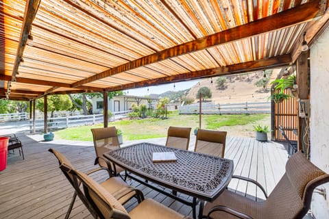 Fenced Yard & Outdoor Bar: Hillside Paicines Home! House in Sierra Nevada