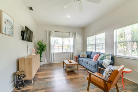 Explore Dtwn Crystal River: Walkable Duplex Unit Apartment in Crystal River