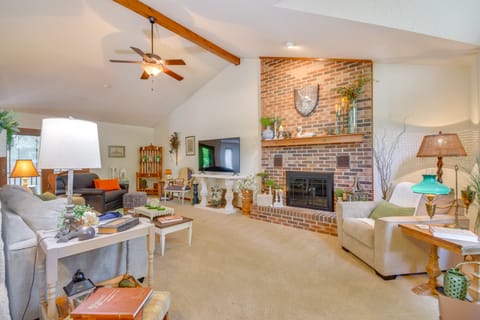 3 Mi to Dtwn Jefferson City: Family Home w/ Deck House in Jefferson City