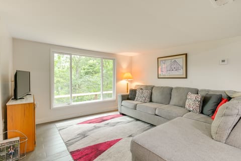 1 Mi to Burr Oak Lake: Cozy Family Home! House in Ohio