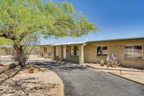 Near Catalina Hiking Trails: Mtn-View Home w/ Pool House in Casas Adobes