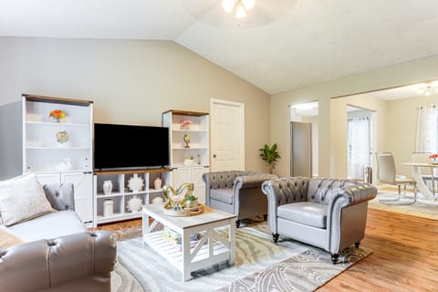 Walk to Dtwn Woodstock: Modern Home w/ Patio! House in Woodstock