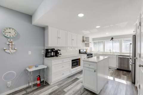 12 Mi to Dtwn Lewes & Beach: Delaware Home w/ Deck House in Sussex County