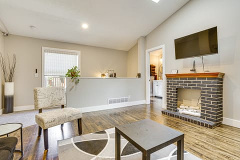 Walk to Bites & Whittier Park: Uptown Getaway! Apartment in Minneapolis