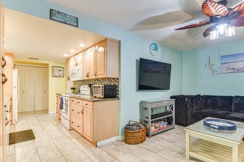 6 Mi to Clearwater Beach: Home w/ Furnished Lanai House in Largo