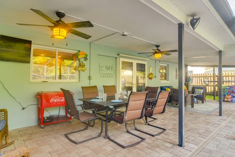 6 Mi to Clearwater Beach: Home w/ Furnished Lanai House in Largo