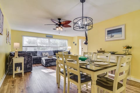 6 Mi to Clearwater Beach: Home w/ Furnished Lanai House in Largo
