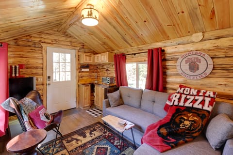 McGregor Lake Access: Cabin in Wooded Wilderness House in Idaho