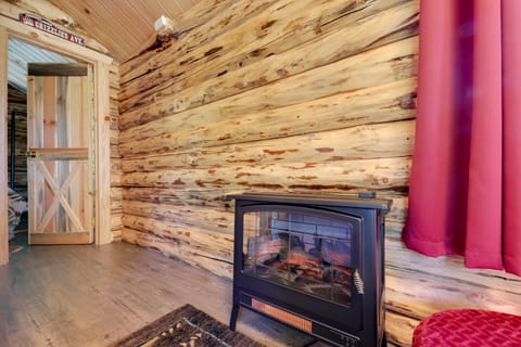 McGregor Lake Access: Cabin in Wooded Wilderness House in Idaho