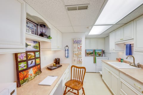 Walk to Happy's Inn & Lake Access: Libby Apartment Apartment in Idaho