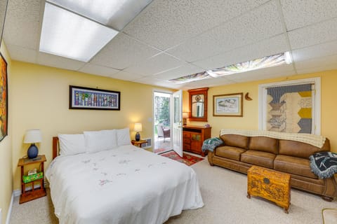 Studio w/ Shared Hot Tub: Walk to Happy's Inn Apartment in Idaho