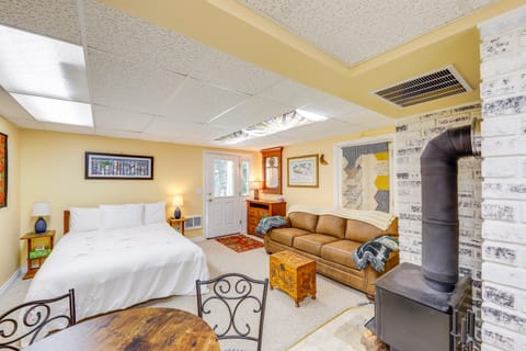 Studio w/ Shared Hot Tub: Walk to Happy's Inn Apartment in Idaho