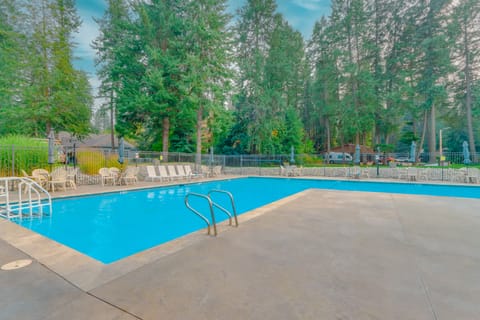 Cozy 2BR Condo Walk to Lake, Saltwater Pool & Golf Apartment in Kootenai County