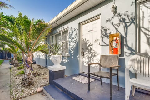 St. Pete Beach Studio: Walk to Dining & Sand! Apartment in Saint Pete Beach