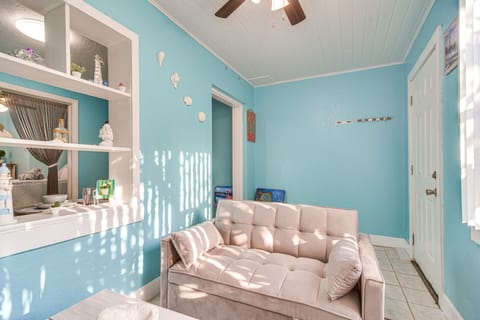 St. Pete Beach Studio: Walk to Dining & Sand! Apartment in Saint Pete Beach