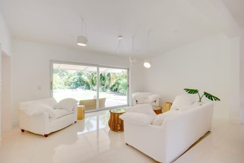 Poolside Oasis in Biscayne Park! Modern Retreat House in Biscayne Park