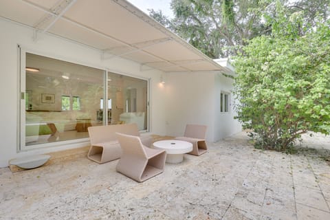 Poolside Oasis in Biscayne Park! Modern Retreat House in Biscayne Park