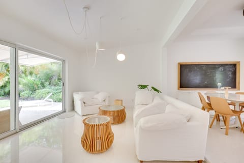 Poolside Oasis in Biscayne Park! Modern Retreat House in Biscayne Park