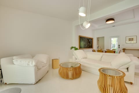 Poolside Oasis in Biscayne Park! Modern Retreat House in Biscayne Park