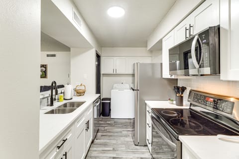 Near 2026 FIFA World Cup: Townhome w/ Patio Apartment in Arlington