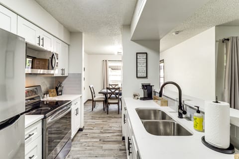 Near 2026 FIFA World Cup: Townhome w/ Patio Apartment in Arlington