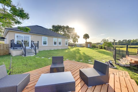 7 Mi to Dtwn Jacksonville: Riverfront Home w/ Deck House in Jacksonville