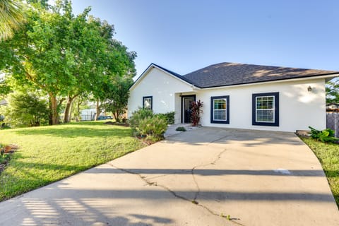 7 Mi to Dtwn Jacksonville: Riverfront Home w/ Deck House in Jacksonville