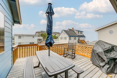 Walk to Beach: Dog-Friendly Home in Lincoln City House in Devils Lake