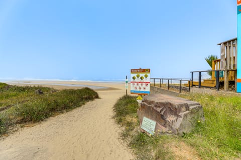 Walk to Beach: Dog-Friendly Home in Lincoln City House in Devils Lake