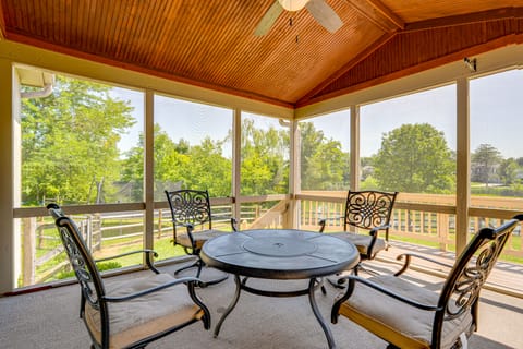 Families Welcome: Lake-View Home, 2 Mi to Gahanna! House in Gahanna