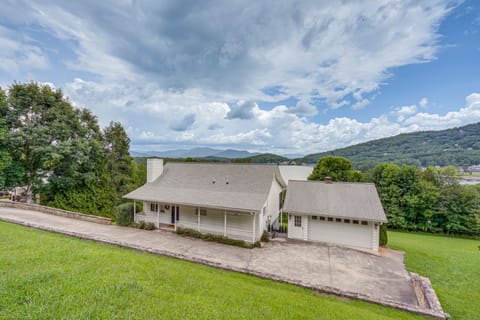 < 1 Mi to Lake Chatuge: Home w/ Mtn & Water Views! House in Union County