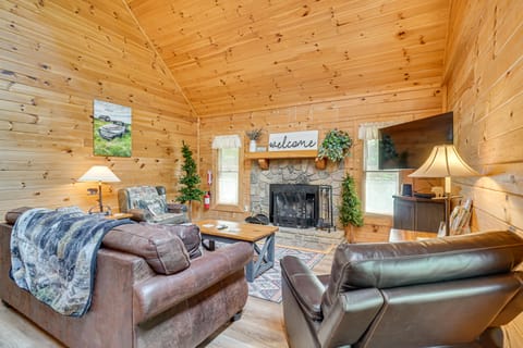 Private Deck: Lake Resort Cabin in Sevierville! House in Douglas Lake