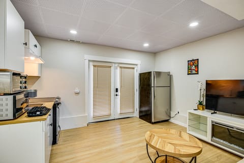 2 Mi to Des Moines Beach Park: Mod Des Moines Apt Apartment in Des Moines