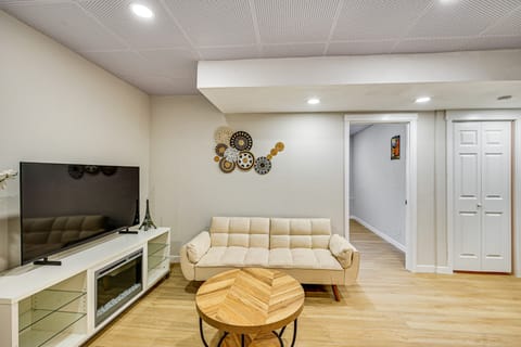 2 Mi to Des Moines Beach Park: Mod Des Moines Apt Apartment in Des Moines