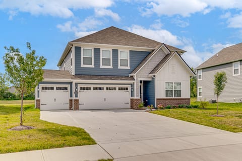 16 Mi to Indianapolis: Group Getaway w/ Pool Table House in Indiana